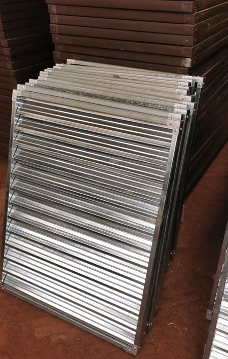 鋁合金百葉窗庫(kù)存區(qū)